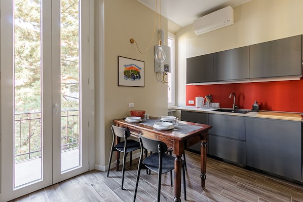 Fridge, microwave, oven, stovetop