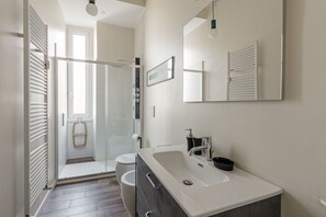 Douche, séchoir à cheveux, bidet