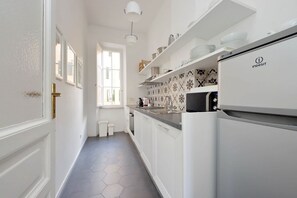 Fridge, microwave, oven, stovetop - Dandolo In Trastevere, Splendid, Spacious And Bright 3 Br Apartment By Halldis (Rome)
