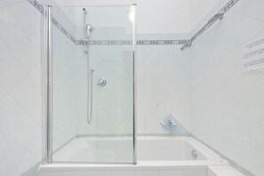 Shower, hair dryer, bidet - Dandolo In Trastevere, Splendid, Spacious And Bright 3 Br Apartment By Halldis (Rome)