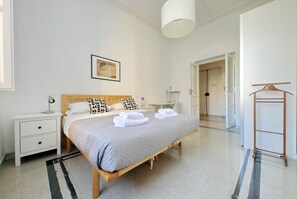 3 slaapkamers, een strijkplank/strijkijzer, reisbedje, gratis wifi