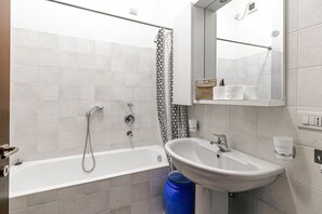 Douche, sèche-cheveux, bidet