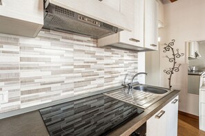 Réfrigérateur, four, plaque de cuisson