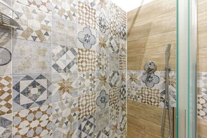 Douche, séchoir à cheveux, bidet