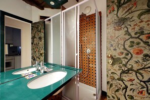 Shower, hair dryer, bidet - Comfortable Studio a Few Steps from the Colosseum/Metro A (Rome)