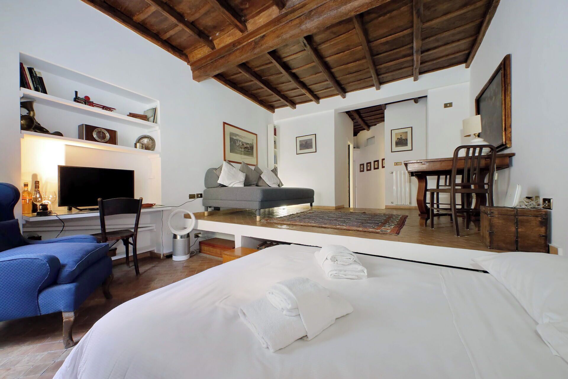 Iron/ironing board, travel cot, free WiFi