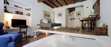 Iron/ironing board, travel cot, free WiFi