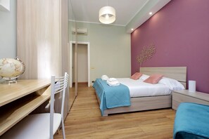 1 Schlafzimmer, Schreibtisch, Bügeleisen/Bügelbrett, Reisekinderbett