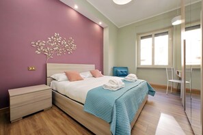 1 soverom, skrivebord, strykejern/-brett og reiseseng for barn
