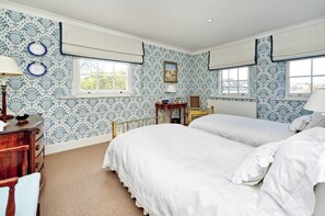 2 bedrooms, desk, iron/ironing board, WiFi