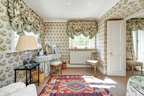 TV, fireplace, DVD player, offices - Beautiful & Spacious, 2 Bed in South Kensington (London)