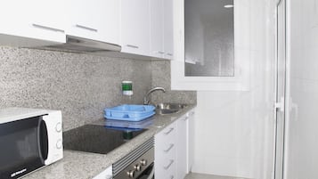 City Apartment | Private kitchen | Full-size fridge, microwave, oven, stovetop