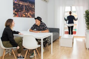 32-inch flat-screen TV with digital channels - Sant Jordi Apartments Sagrada Familia (Barcelona)