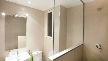 Douche, sĂšche-cheveux, serviettes fournies, papier toilette