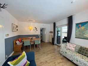 Tv, dvd-spelare, böcker och ett filmbibliotek