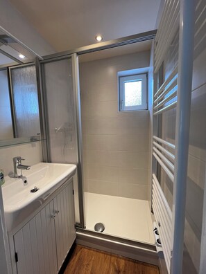 Shower, hair dryer, soap - Platell Ferienhäuser Harz, Rodelhaus 4 Persoons Bungalow met Buiten Haard (Sankt Andreasberg)