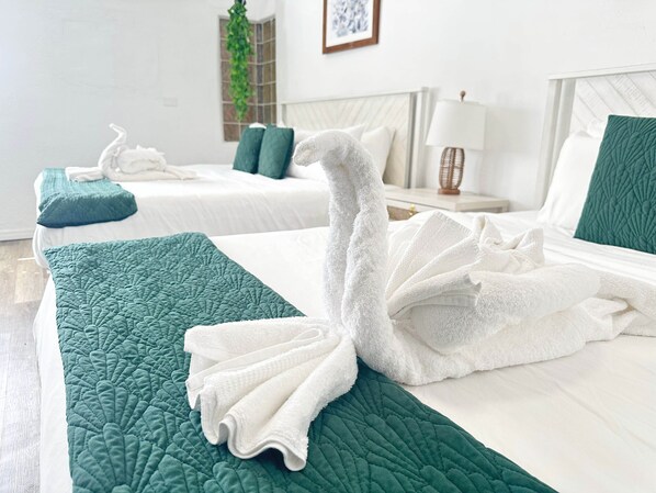 Iron/ironing board, free WiFi - Speciose Unit with kitchen and community pool (Clearwater)