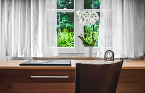 In-room safe, desk, laptop workspace, soundproofing - Apart Business Hotel  (Stuttgart)