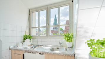 Duplex | Private kitchen | Mini-fridge, microwave, stovetop, cookware/dishes/utensils