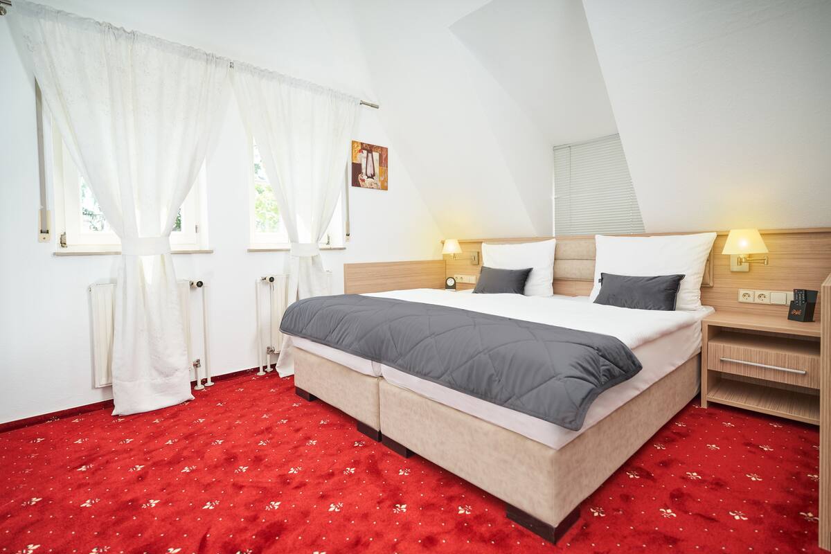 Double Room, Non Smoking | In-room safe, desk, laptop workspace, soundproofing