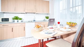 Mini-Kühlschrank, Mikrowelle, Herdplatte, Kochgeschirr/Geschirr/Besteck