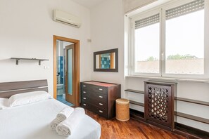 1 soverom, skrivebord, reiseseng for barn og wi-fi (inkludert)