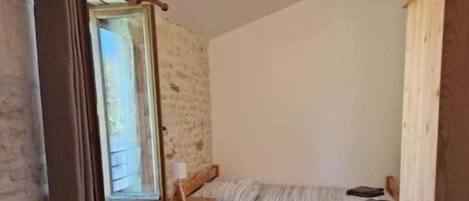 2 slaapkamers, een strijkplank/strijkijzer, reisbedje, gratis wifi