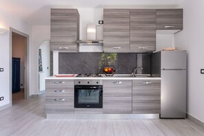 Refrigerador, horno, placa de cocina, cafetera/tetera
