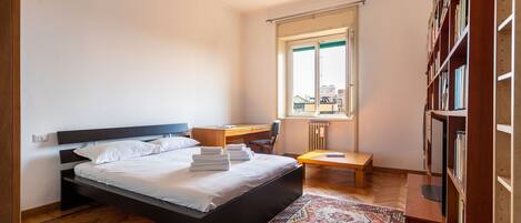 2 bedrooms, desk, travel cot, free WiFi