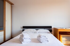 2 bedrooms, desk, travel crib, free WiFi - Garibaldi  Apartment With Balcony By Halldis (Milan)