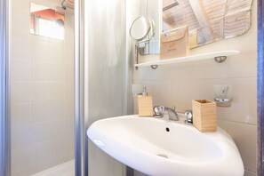 Dusche, Haartrockner, Bidet