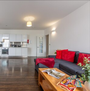 Smart TV - Central | Free Secure Parking | Relocating Families (Reading)