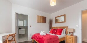 2 habitaciones, escritorio, tabla de planchar con plancha y wifi gratis 