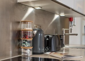 Fridge, microwave, oven, stovetop - Central | Free Secure Parking | Relocating Families (Reading)