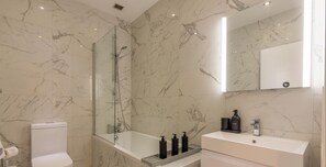 Shower, hair dryer, towels, soap - Central | Free Secure Parking | Relocating Families (Reading)