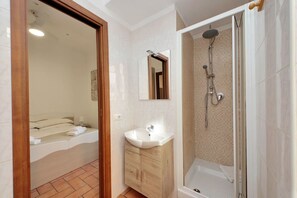 Douche, séchoir à cheveux, bidet