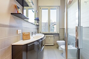 Douche, séchoir à cheveux, bidet