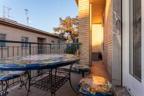 Outdoor dining - Serra, 2br Apartment With Terrace By Halldis (Milan)