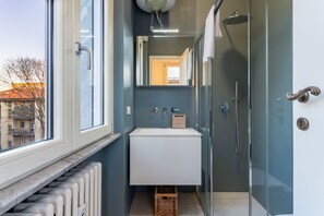 Douche, séchoir à cheveux, bidet