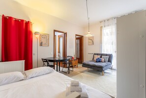 Een bureau, een strijkplank/strijkijzer, reisbedje, gratis wifi