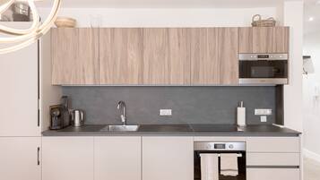 Refrigerador, microondas, horno, placa de cocina