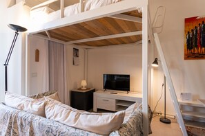 Een strijkplank/strijkijzer, reisbedje, gratis wifi