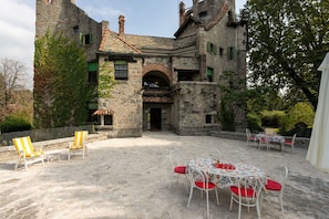 Outdoor dining - Villa Rocchetta, Enchanting Villa With 7 Br And Covered Parking By Halldis (Bosisio Parini)