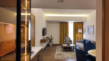 Suite, 1 King-Bett | Wohnbereich | 42-Zoll-LCD-Fernseher mit Kabelempfang, Streaming-Dienste