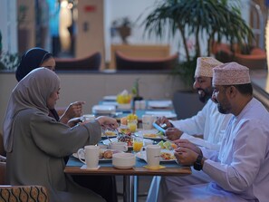 بوفيه فطور يوميًا مقابل رسوم