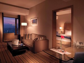 套房, 1 张特大床 | 高档床上用品、羽绒被、加厚床垫、迷你吧