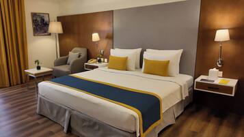 Phòng Suite, 1 giường cỡ king | Bộ đồ giường cao cấp, chăn bông, nệm có lớp đệm bông, minibar