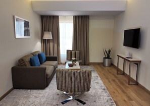 Suíte, 1 cama King | Sala de estar | TV LCD 42 polegadas com canais a cabo, serviços de streaming