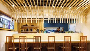 Un restaurante con barra y sillas de madera.