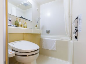 Un baño con inodoro, lavabo y ducha.